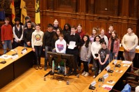 Ein Gruppenbild von Jugendlichen im Ratssaal im Rathaus Heidelberg.