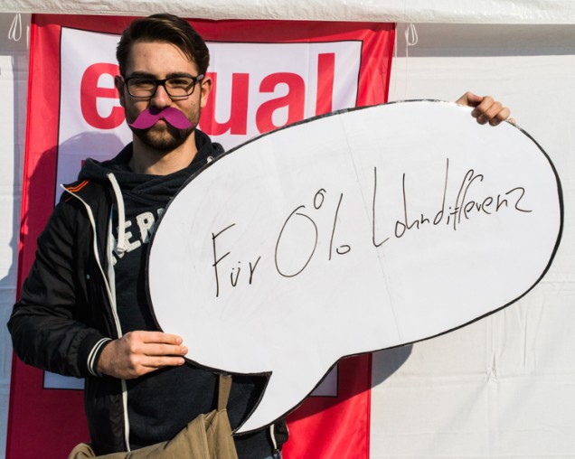 Bärte-Aktion auf dem Bismarckplatz zum Equal-Pay-Day 2015  (Foto: Ella Kehrer)