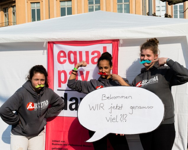 Bärte-Aktion auf dem Bismarckplatz zum Equal-Pay-Day 2015  (Foto: Ella Kehrer)