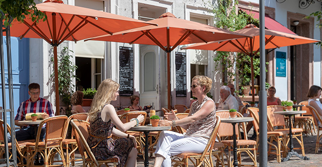 Two women sitting in a coffee shop in the Old Town (Photo: Dorn)