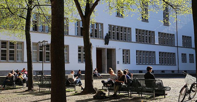 Students in front of the university (Photo: City of Heidelberg)
