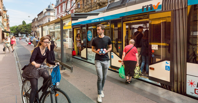 Pedestrian, cyclist and tram at the Brückenstraße stop in Heidelberg. (Photo: Diemer)