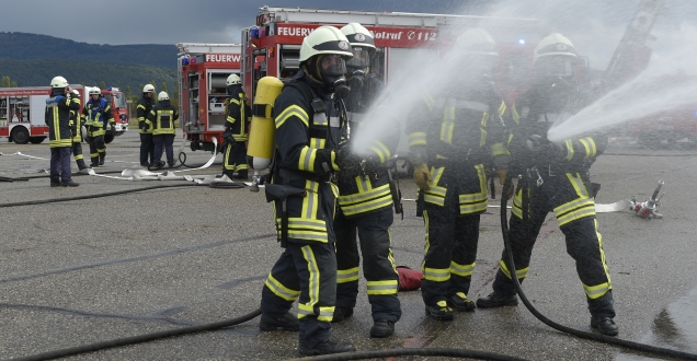 Vier Angehörige der Freiwilligen Feuerwehr geben bei einer Übung Wasser mit Strahlrohren ab