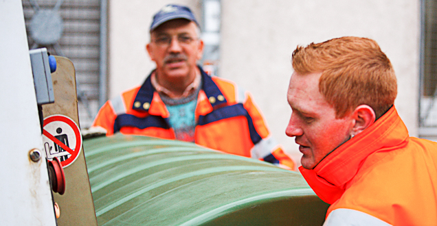 Heidelberg waste collectors emptying a bin (Photo: Ingo Cordes)