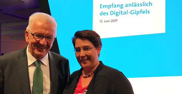 Ministerpräsident Winfried Kretschmann und Nicole Huber bei der Preisverleihung des Wettbewerbs "Digitale Stadt" (Foto: Huber)