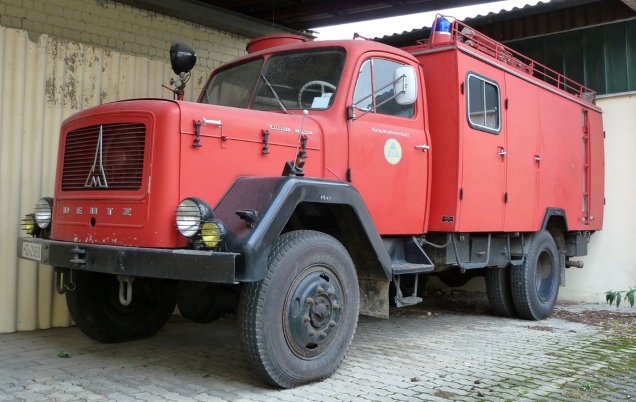 Ein altes Fahrzeug der Feuerwehr das nicht mehr im Dienst ist