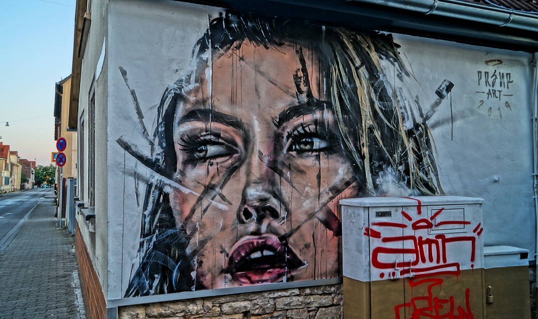 Graffiti in Heidelberg-Kirchheim, das eine junge Frau und einen Stromkasten zeigt