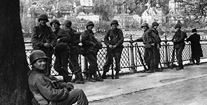 Amerikanische Soldaten während des Einmarschs in Heidelberg Ende März 1945 (Foto: NARA).