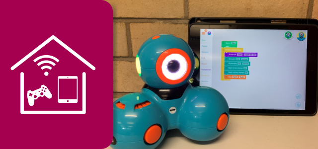 Die Medienpädagogin steht mit Kindern um das Elektrofahrzeug der Stadtbücherei