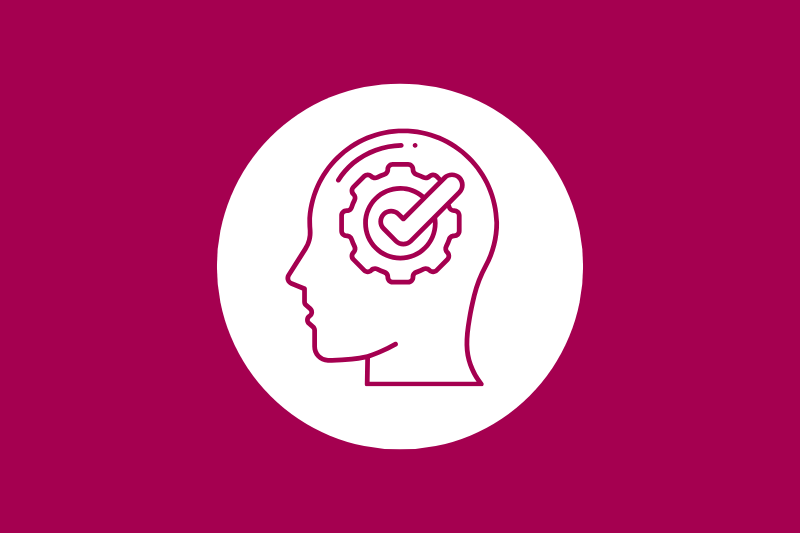 Ein Mann schaut auf einen kleinen weißen Roboter herunter (Foto: Dittmer)