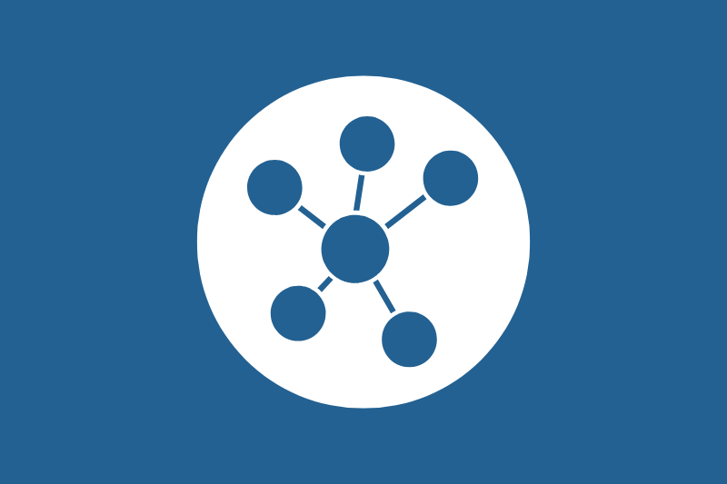 Ein Mann schaut auf einen kleinen weißen Roboter herunter (Foto: Dittmer)