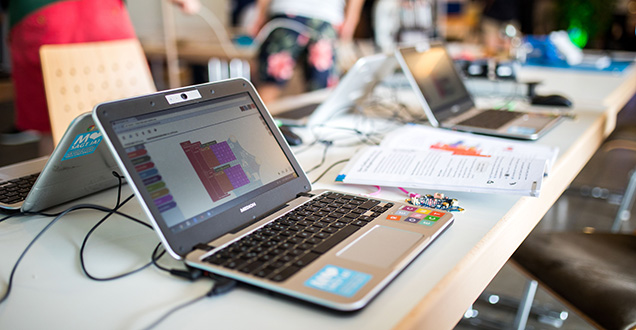 Zwei Laptops stehen auf einem Tisch, zwischen ihnen liegen Notizen und Kabel (Foto: Dittmer)