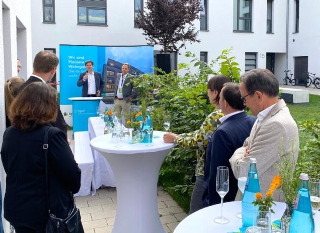 Das neue Quartier ist fertiggestellt. Erster Bürgermeister Jürgen Odszuck gratuliert dem Bauherrn BPD. Copyright: BPD Immobilienentwicklung GmbH