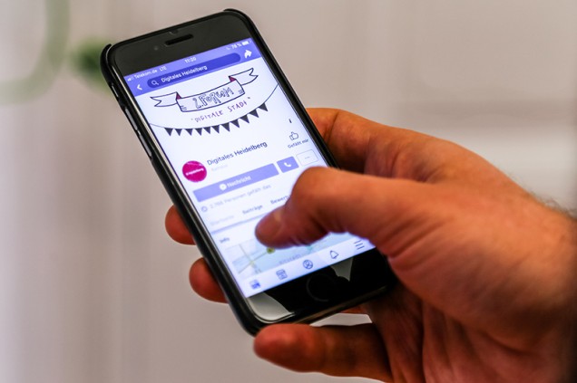 Activities on Facebook (Foto: Stadt Heidelberg/ Pellner) A Smartphone showing the webside "DigitalesHeidelberg" (Foto: Stadt Heidelberg/ Pellner)