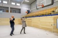 Oberbürgermeister Prof. Dr. Eckart Würzner und Gert Bartmann, Leiter des Amtes für Sport und Gesundheitsförderung, beim Basketballwerfen in der Mark-Twain-Halle. (Foto: Rothe)