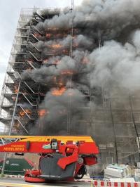 Flammen schlagen aus dem Gerüst heraus, die Fassade steht in Teilen des Gebäudes in Vollbrand