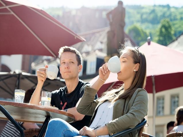 Relaxing in a coffee shop in the Old Town (Photo: Schwerdt/ Heidelberg Marketing)