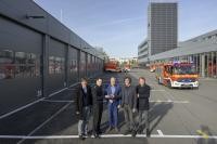 Gruppenfoto im Hof der Feuerwehr neben dem neuen Gebäude.