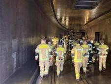 Die Lehrgangsteilnehmer laufen durch den Übungstunnel. Das Foto zeigt diese von hinten.