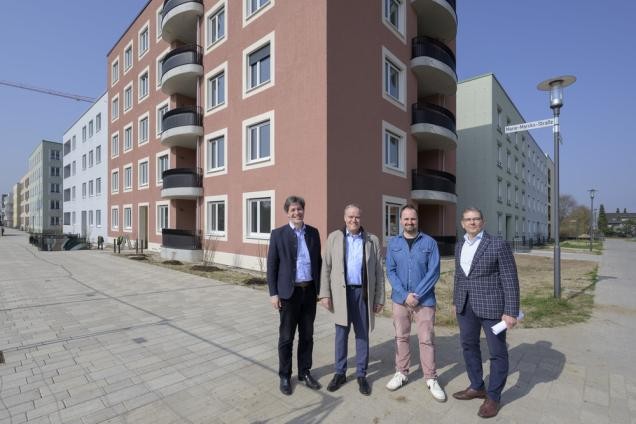 Die Stadt Heidelberg, der Stadtteilverein Rohrbach und die GGH freuen sich über die neuen Bewohnerinnen und Bewohner auf dem Hospital-Areal (von links): Erster Bürgermeister Jürgen Odszuck, Oberbürgermeister Eckart Würzner, Konstantin Waldherr, Vorsitzender des Stadtteilvereins Rohrbach e. V., und Peter Bresinski, Geschäftsführer der GGH. (Foto: Philipp Rothe) Vier Personen vor einem Gebäude.