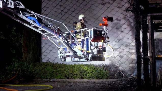 Die Dreharbeiten zur zweiten Staffel von „Feuer & Flamme“ mit der Berufsfeuerwehr Heidelberg sind gestartet. (Foto: SWR /SEO Entertainment) Feuerwehrleute auf Kran