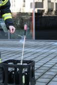 Richtiges Anzünden einer Rakete (Foto: Feuerwehr Heidelberg)