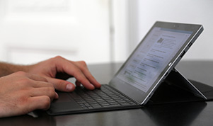 Eine Person arbeitet mit einem Tablet (Foto: Stadt Heidelberg)