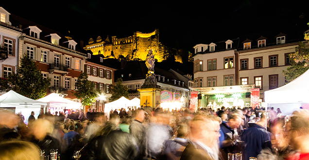 Stadtfest Heidelberger Herbst: Blick aufs Heidelberger Schloss vom Kornmarkt mit Menschenmenge am Abend  (Foto: Dittmer)