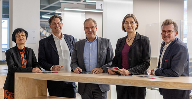  At the bar table from left: Deputy Mayor Stefanie Jansen, First Deputy Mayor Jürgen Odszuck, Mayor Eckart Würzner, Deputy Mayor Martina Pfister, Deputy Mayor Raoul Schmidt-Lamontain