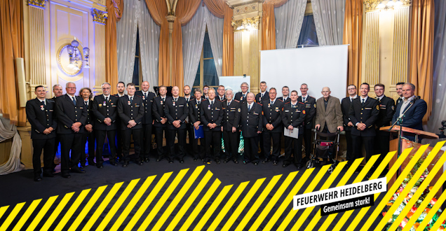 Gruppenbild aller Geehrten im Spiegelsaal der Stadt