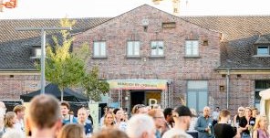 Die MARLENE 42 von außen (Foto: Joe Pohl) Außenansicht des Kreativwirtschaftszentrums MARLENE 42 mit vielen Menschen davor. (Foto: Joe Pohl)