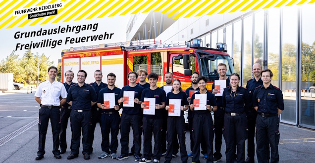 Gruppenbild Grundlehrgang Freiwillige Feuerwehr Gruppenbild der Lehrgangsteilnehmer und Ausbilder vor einem Feuerwehrfahrzeug. Die Lehrgangsteilnehmer zeigen stolz ihre Lehrgangsurkunden