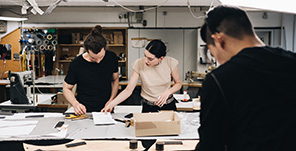 Eindrücke aus dem Kreativwirtschaftszentrum. (Foto: Julian Beekmann) Drei Menschen arbeiten in einer Werkstatt. (Foto: Julian Beekmann)