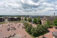 Ein Blick von oben auf die neue Südstadt mit dem Paradeplatz: renovierte Bestandgebäude, moderne Neubauten und umstrukturierte Freiflächen bieten den Bewohnerinnen und Bewohnern einen facettenreichen Stadtteil. (Foto: Christian Buck) Ein Blick von oben auf die neue Südstadt mit dem Paradeplatz: renovierte Bestandgebäude, moderne Neubauten und umstrukturierte Freiflächen bieten den Bewohnerinnen und Bewohnern einen facettenreichen Stadtteil. (Foto: Christian Buck)