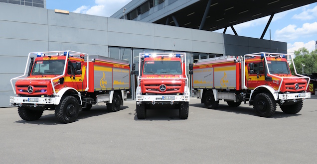 Fächerförmige Aufnahme der drei Fahrzeuge vor einem Gebäude