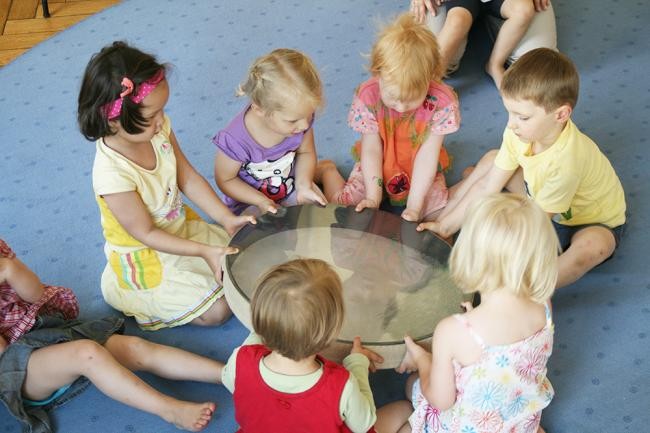 Gruppe von Kindern mit Tambourin (Foto: Musik- und Singschule)