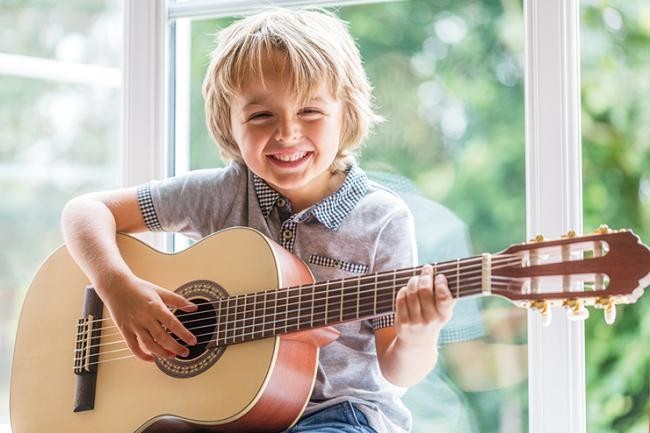 Junge, der Gitarre spielt (Foto: Brian A Jackson / shutterstock.com)