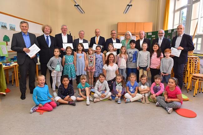 Mitglieder des Rotary Clubs mit einer Grundschulklasse (Foto: Dorn)