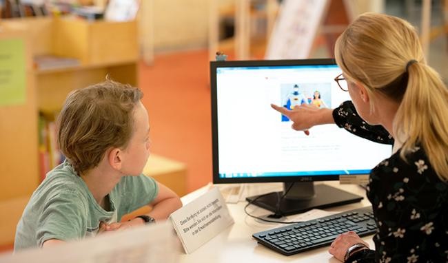 Beratungssituation in der Kinderbücherei (Foto: Kempf)