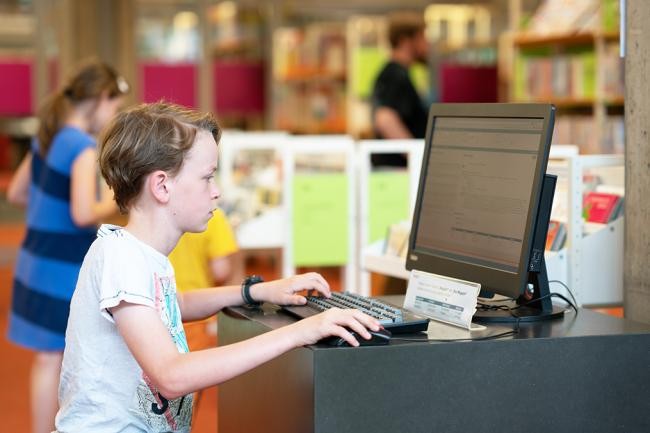 Kind bei der Recherche im Internet (Foto: Kempf) Kind bei der Recherche im Internet (Foto: Kempf)
