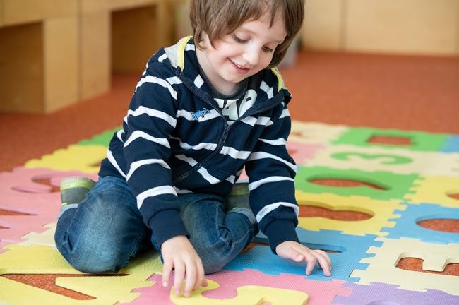 Junge beim Spielen (Foto: Kempf)