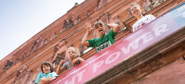 孩子们在海德堡城堡阳台（照片：Arndt）