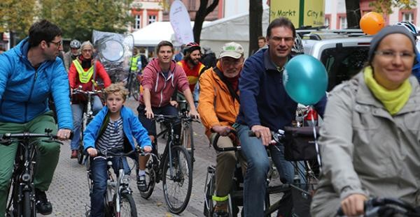 Beim FamilienRadeln können Eltern mit ihren Kindern gemeinsam Sport treiben. (Bild: Stadt Heidelberg) 