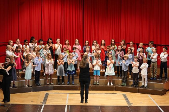 Chorkids beim Auftritt im Johannes-Brahms-Saal (Foto: Musik- und Singschule)