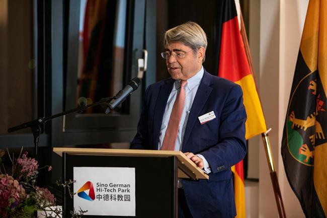 开幕式由德国证券研究所前主席,中德总商会副主席Rüdiger von Rosen教授主持。 (Photo: Dittmer) 开幕式由德国证券研究所前主席,中德总商会副主席Rüdiger von Rosen教授主持。 (Photo: Dittmer)