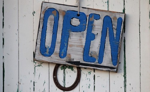 Holzschild mit der Aufschrift "Open"