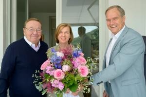 Oberbürgermeister Würzner übergibt Blumenstrauß an Marguerre und dessen Ehefrau.