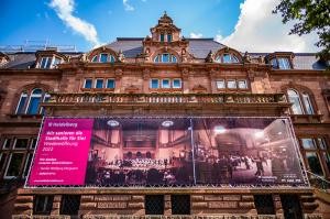 Banner an der Stadthalle Heidelberg (Foto: Dittmer)