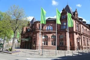 Heidelberger Stadthalle von außen.