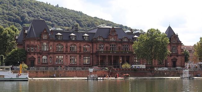 Blick auf den Portikus der Stadthalle vom Neckar aus (Foto: Stadt Heidelberg)